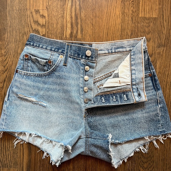 Levi 501 TWO-TONE High-Rise Button Fly shorts ASO Sarah Cameron in Outer Banks - Picture 4 of 6
